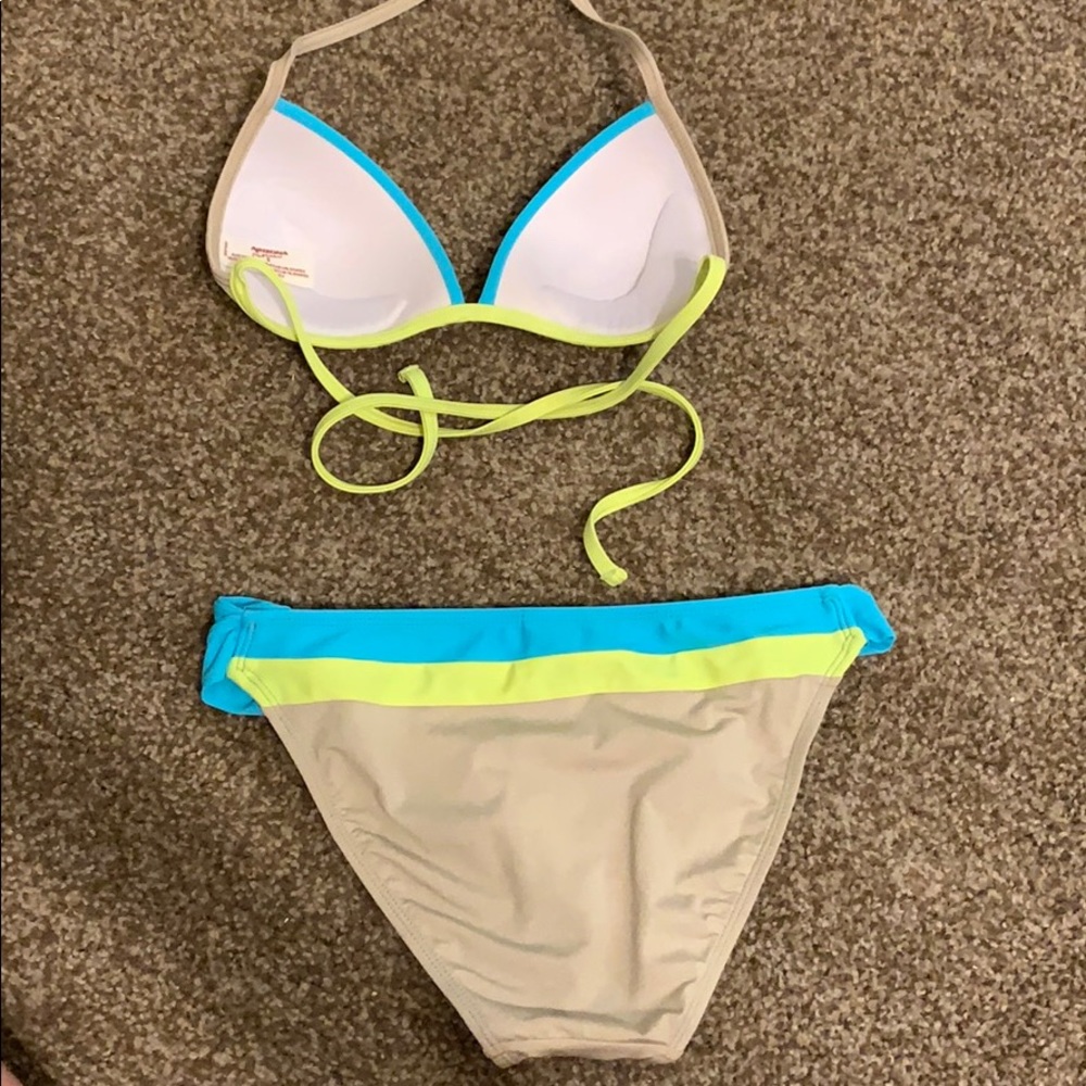 Bikini - Picture 2 of 4